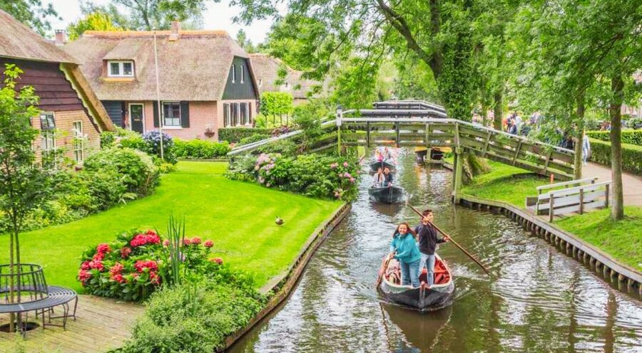 From Amsterdam: Giethoorn Guided Day Trip with Canal Cruise - Giethoorn’s car-free charm: why this day trip works so well