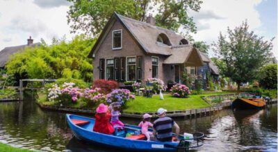 From Amsterdam: Giethoorn Guided Day Trip with Canal Cruise - Meeting in Amsterdam: where to stand and why timing matters