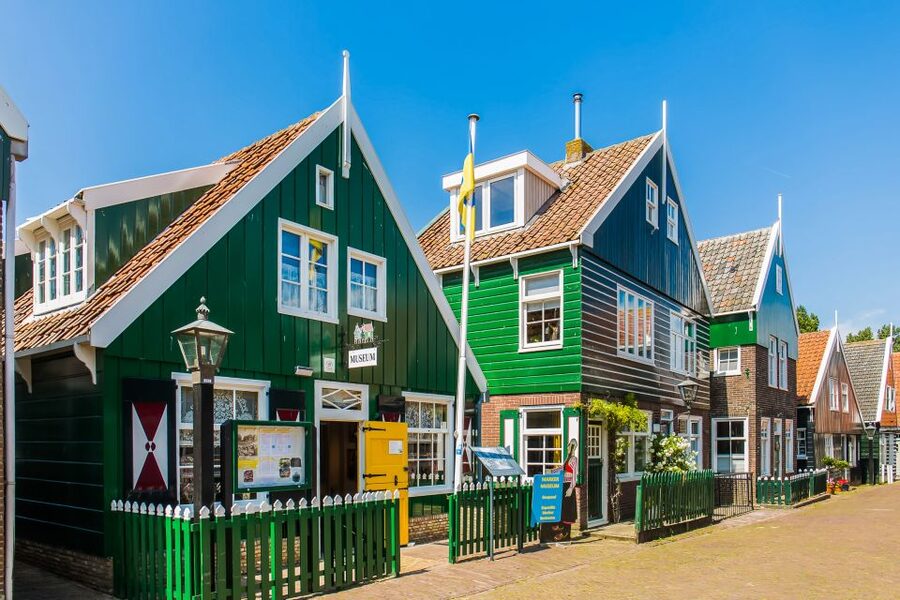 From Amsterdam: Zaanse Schans, Volendam, and Marken Day Trip - Volendam’s waterfront feel and the Volendam cheese focus