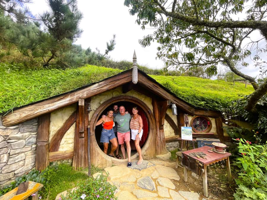 From Auckland: Hobbiton Movie Set Full-Day Trip - Alexander Family Sheep Farm and Shire’s Rest: your Hobbiton warm-up