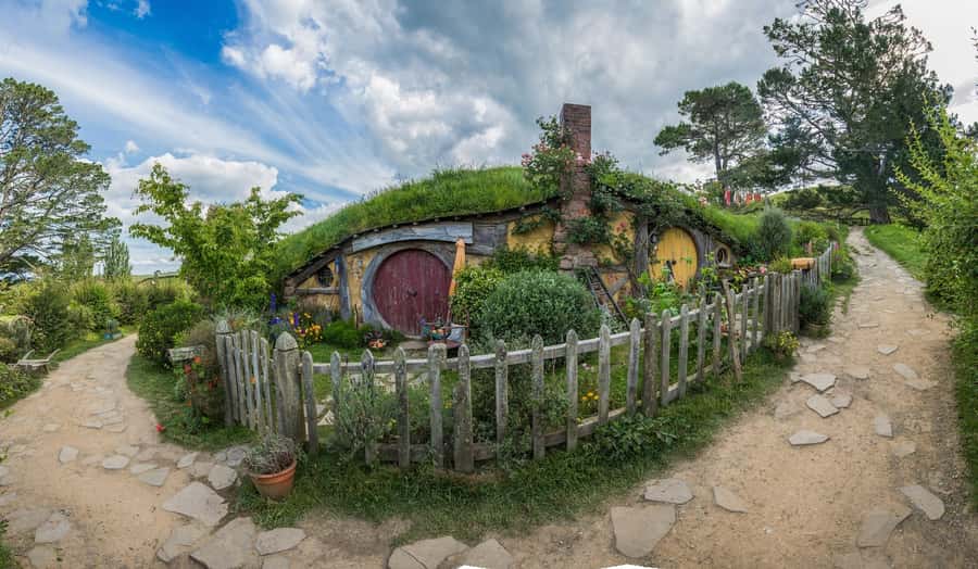 From Auckland: Hobbiton & Waitomo Caves Day Trip with Lunch - Key takeaways before you go