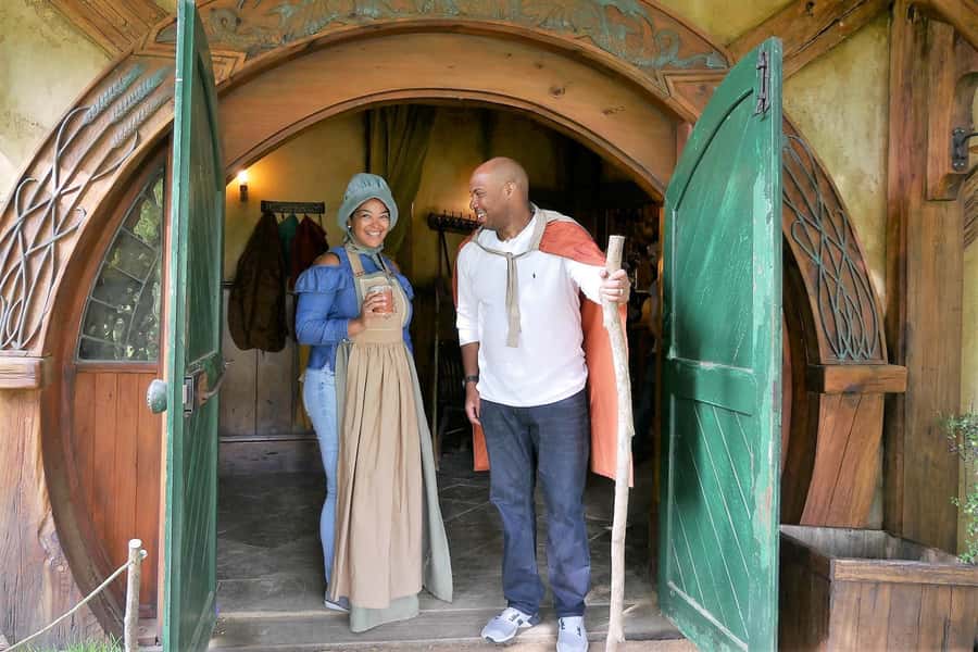 From Auckland: Hobbiton & Waitomo Caves Full-Day Trip - Timing, weather, and what to pack for an 11-hour day