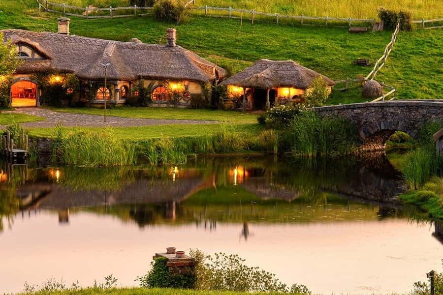From Auckland: Hobbiton & Waitomo Caves Full-Day Trip - Luxury Mercedes ride: Wi‑Fi, snacks, and a guide who fills the miles