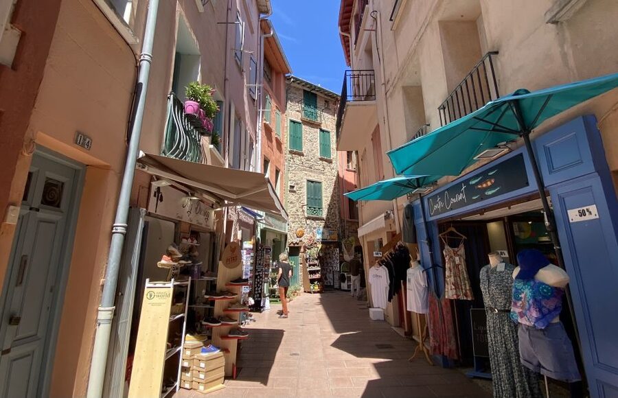 From Barcelona: Day Trip to France with Girona Visit - Breakfast in Girona: xuixo pastry and coffee on your terms