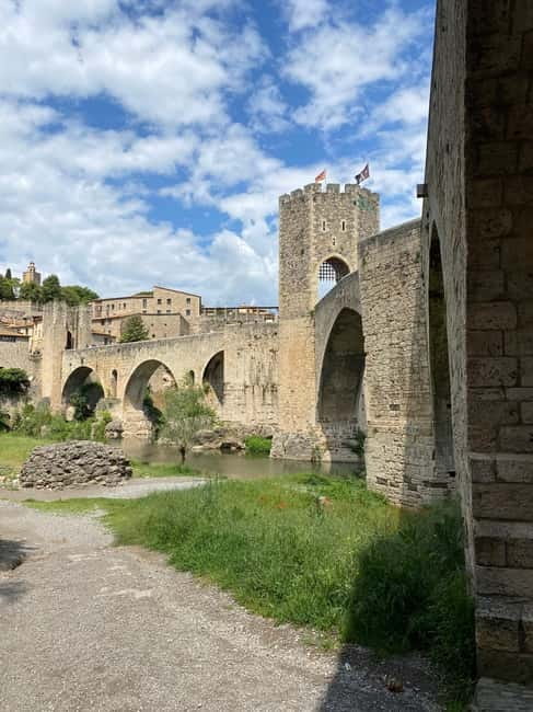From Barcelona: Girona, Besalú & Medieval Villages Day Trip - Guides: The Difference Between Hearing Facts and Getting the Story