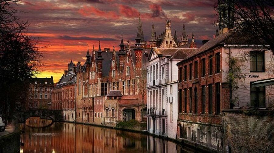 From Brussels: Bruges Day Trip with Boat Tour Option (ENG) - Castle Square and Market Square: Where Bruges Flexed Its Power