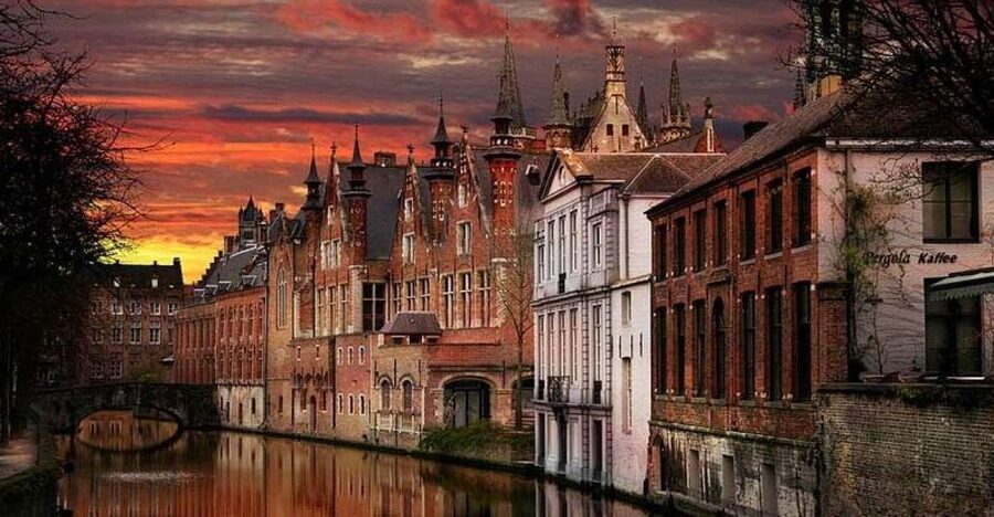 From Brussels: Bruges Day Trip with Boat Tour Option (ES) - The guided UNESCO walk: canals, squares, and the quick education you’ll actually use