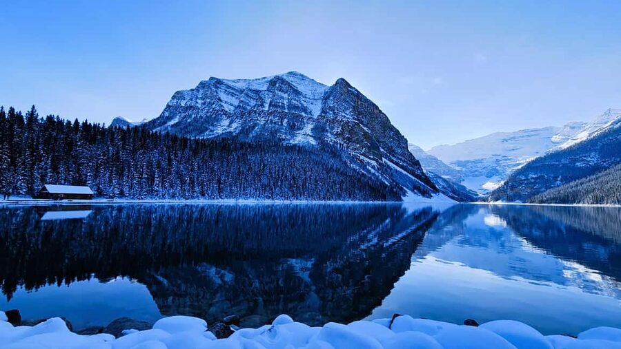 From Calgary/Canmore: Banff National Park Premium Day Trip - Lake Minnewanka in Winter: Turquoise Ice and Quiet Walking Time