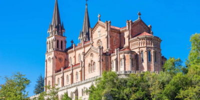 From Cangas de Onis: Covadonga Lakes Guided Day Trip - From Cangas de Onís to Entrelagos viewpoint: the route that sets the mood