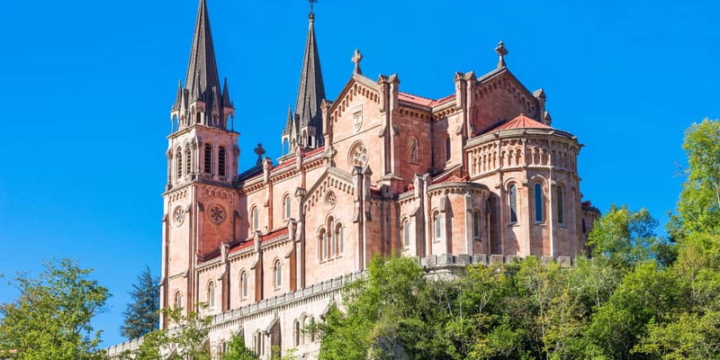 From Cangas de Onis: Covadonga Lakes Guided Day Trip - From Cangas de Onís to Entrelagos viewpoint: the route that sets the mood