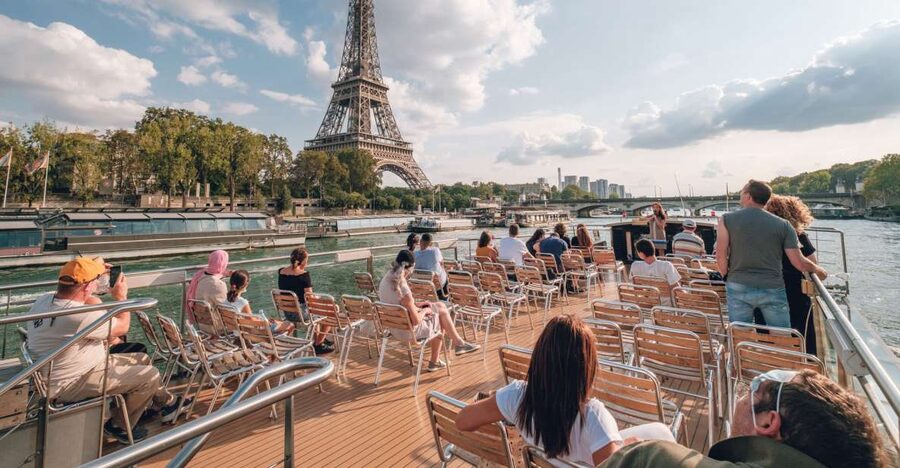 From Disneyland Paris: Paris Day Trip and Sightseeing Cruise - From Disneyland to Paris: the air-conditioned coach setup that saves your day