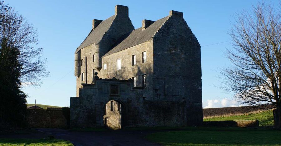From Edinburgh: Outlander, Palaces, and Jacobites Day Trip - Midhope Castle in summer, Forth Bridges in winter: when filming changes the plan