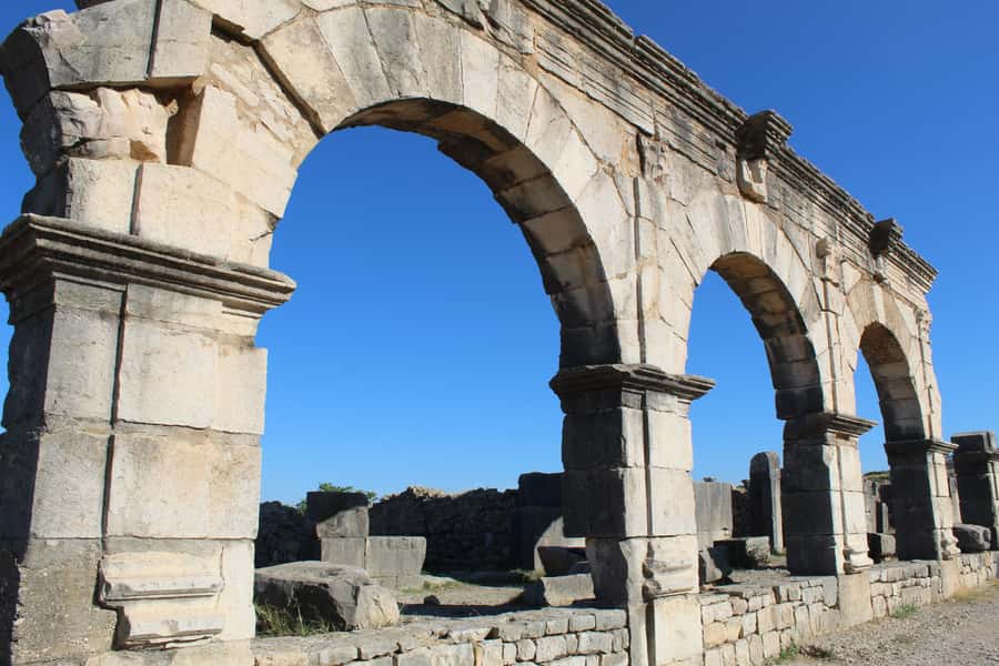 From Fez: Volubilis Moulay Idriss and Meknes Day Trip - Moulay Idriss: what non-Muslim visitors can actually experience