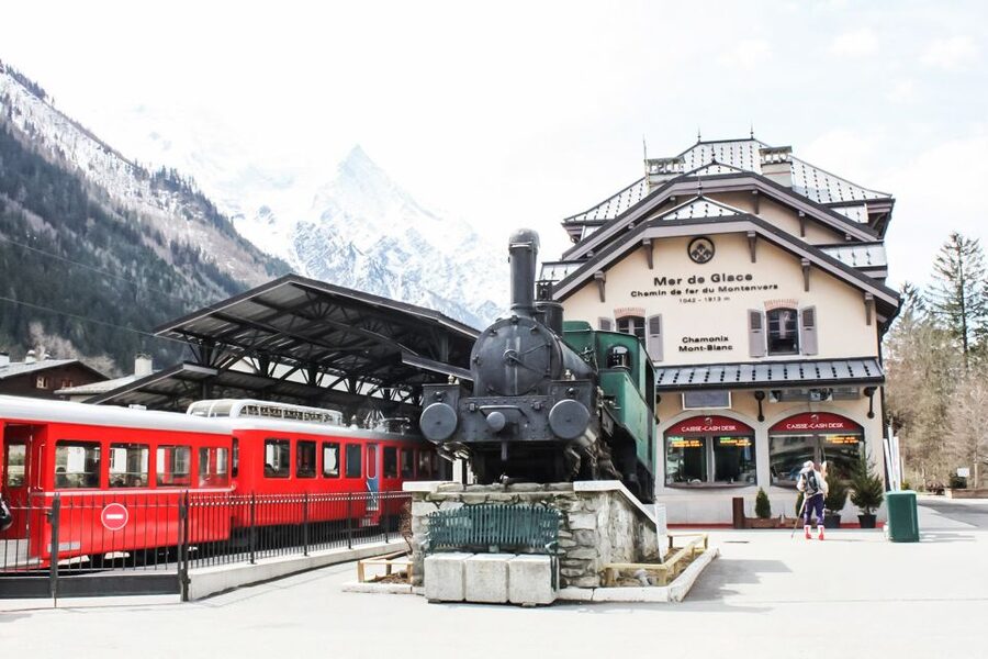 From Geneva: Full-Day Trip to Chamonix and Mont-Blanc - Food that fits the mountains: fondue and raclette without stress