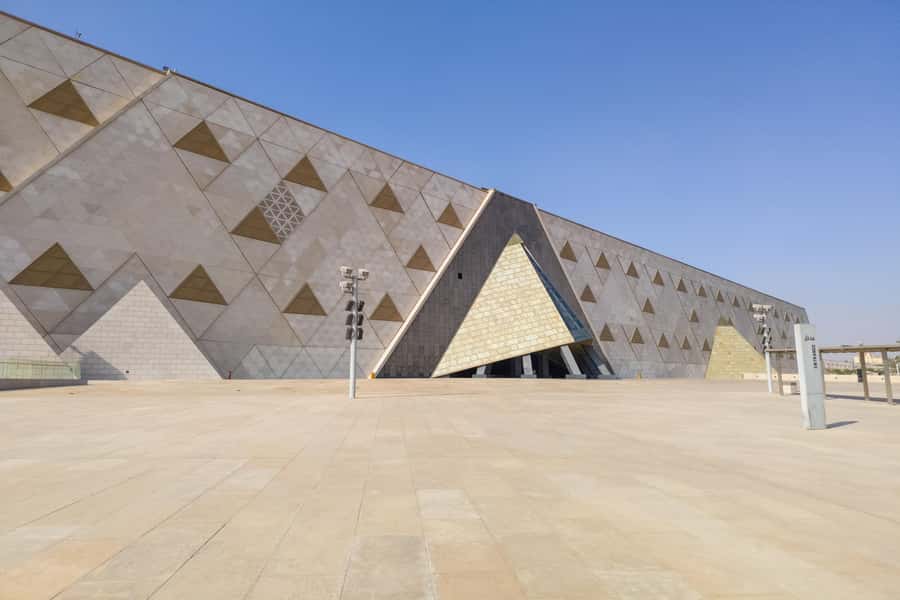 From Hurghada: Grand Egyptian Museum Pyramids Cairo Day Trip - Sphinx and Valley Temple: short visits that still feel huge