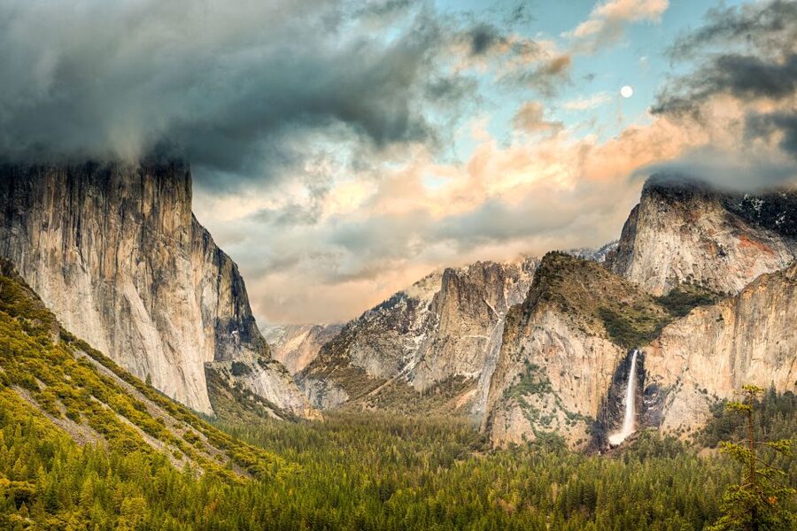 From Lake Tahoe: Yosemite National Park Day Trip with Lunch - The seasonal fall walk: Bridalveil Fall or Yosemite Falls