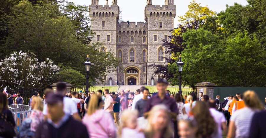 From London: Half-Day Trip to Windsor with Castle Tickets - On the coach with live commentary: how it helps you see more