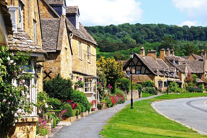 From London: Shakespeare's Stratford-upon-Avon Day Trip by Coach - Meeting at Golden Tours on Bulleid Way (Victoria Area) and Boarding Smoothly