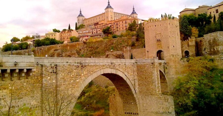From Madrid: Guided Day Trip to Segovia and Toledo - Aqueduct, Plaza Mayor, and Santa María: Segovia on Foot