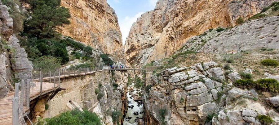 From Málaga: Caminito del Rey Guided Day Trip - Tunnel entry and helmets: what the first 60–90 minutes feel like