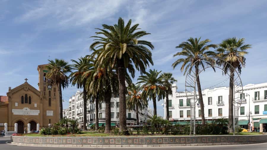 From Málaga: Morocco Day Trip with Tour Guide and Lunch - Lunch in Tetouan with live music: a highlight that keeps the day human