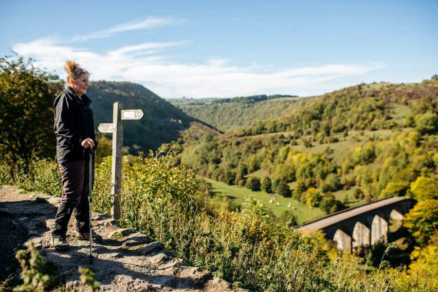 From Manchester: Derbyshire and Peak District Day Trip - Castleton: walking old streets with a practical information base