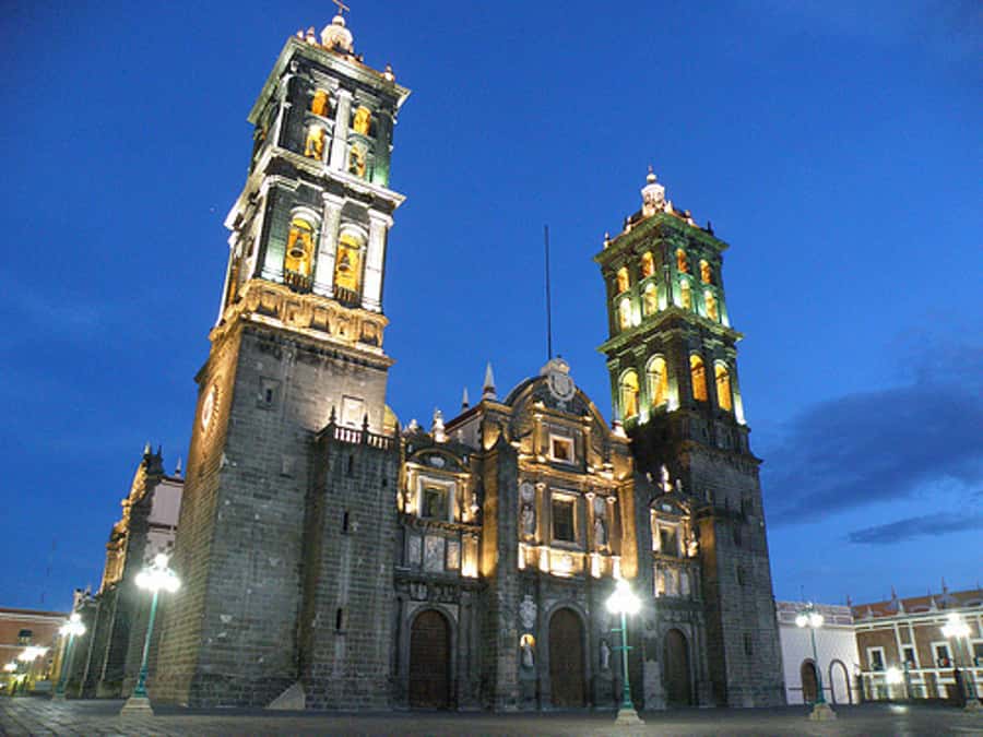 From Mexico City: Puebla, Cholula and Tonantzintla Day Trip - Early pickup at Hostal Amigo and the road with volcano views