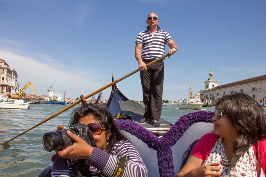 From Milan: Day Trip to Venice with Guided City Tour - Milan Visitor Center: getting on the bus without stress