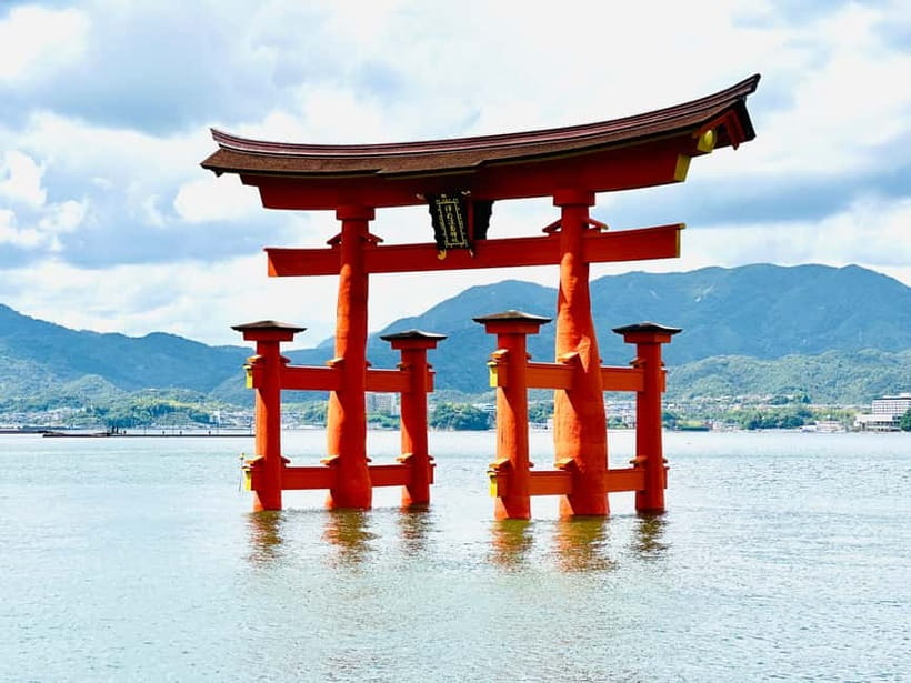 From Osaka: Hiroshima and Miyajima Day Trip by Bullet Train - Itsukushima Shrine and the torii gate: what to actually notice