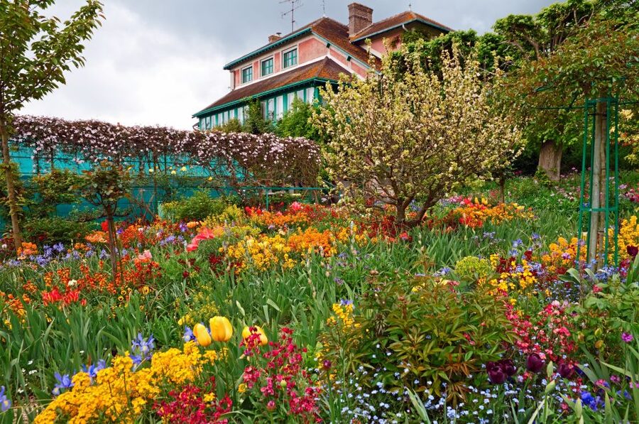From Paris: Giverny and Versailles Palace Guided Day Trip - The Transfer to Versailles: Give Yourself a Mental Gear Shift