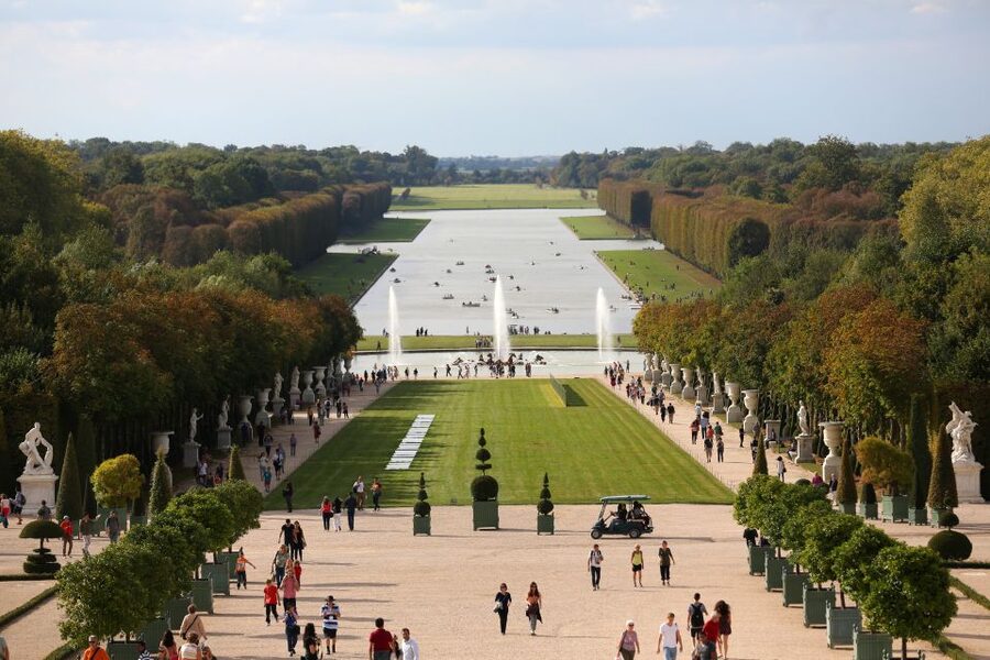 From Paris: Giverny and Versailles Palace Guided Day Trip - Monet Foundation and Claude Monet’s Home: Where to Focus First