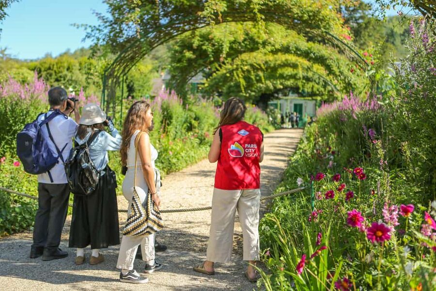 From Paris: Giverny Day Trip with Audio Guide or Live Guide - The gardens and water lilies: weeping willows, lily pond views, and photo truth