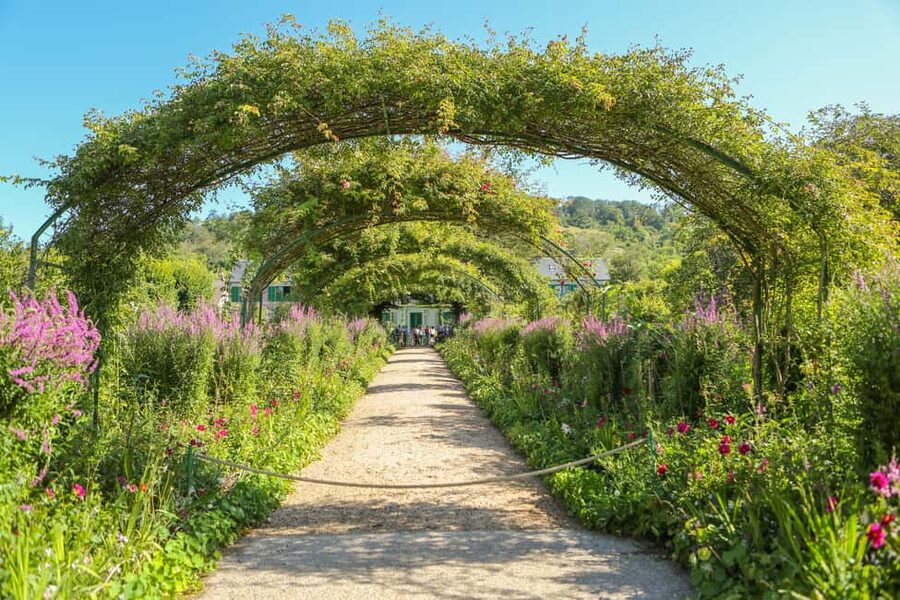 From Paris: Giverny Day Trip with Audio Guide or Live Guide - The plant beds and house-to-pond flow: plan your route like a gallery