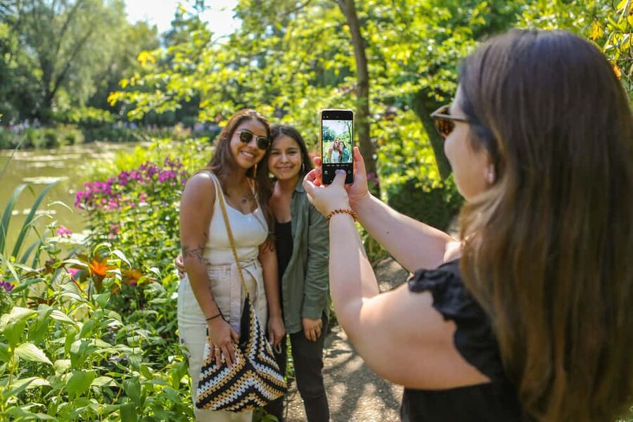 From Paris: Giverny Day Trip with Audio Guide or Live Guide - Live guide vs audio guide: what you gain with each option