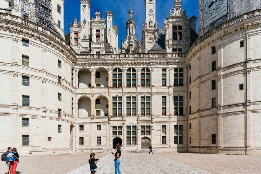From Paris: Loire Valley Castles Day Trip With Wine Tasting - Blois lunch time around Square Louis XII (and how to use it)