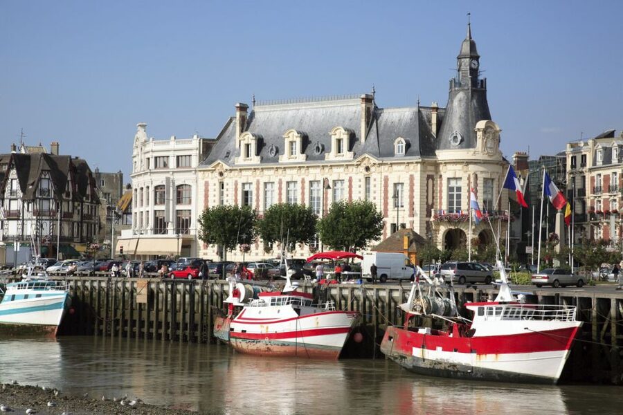 From Paris: Normandy D-Day Beaches Day Trip - Arromanches-les-Bains: lunch by the Mulberry harbor remains