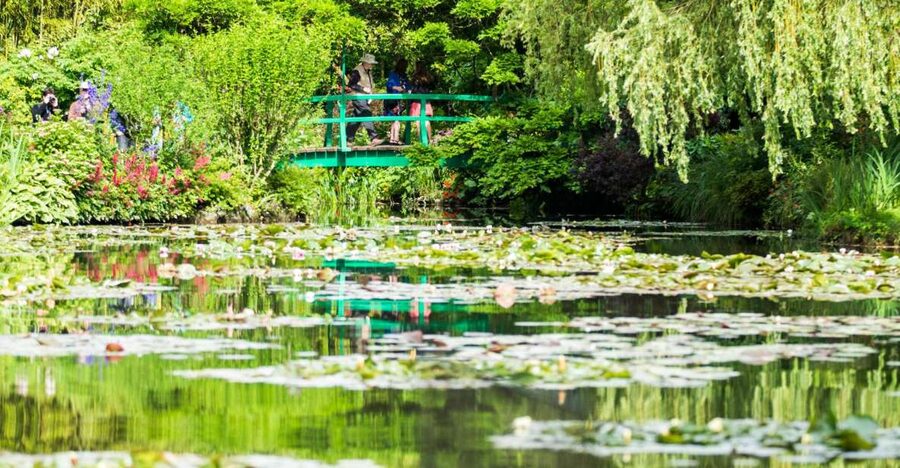 From Paris: Versailles and Giverny Full-Day Trip - Meeting at Café Dada Ternes and getting moving west