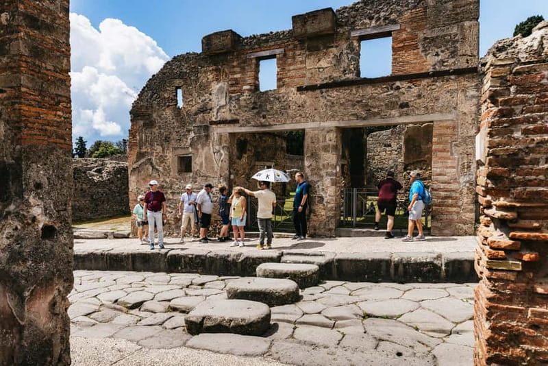 From Rome: Day Trip to Pompeii and Sorrento with Lunch - Guides that keep the day moving: English, Spanish, and local expertise