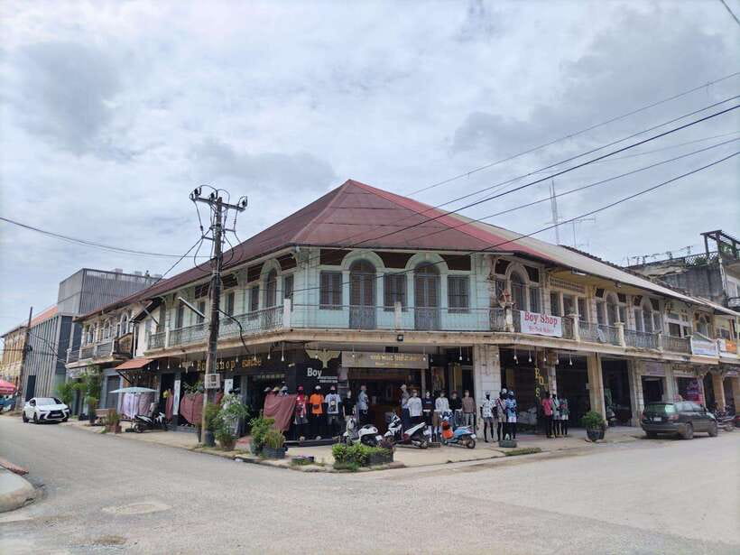 From Siem Reap: Battambang Day Trip Return or to Phnom Penh - Samrong Knong Killing Field: A Respectful Memorial With English Details