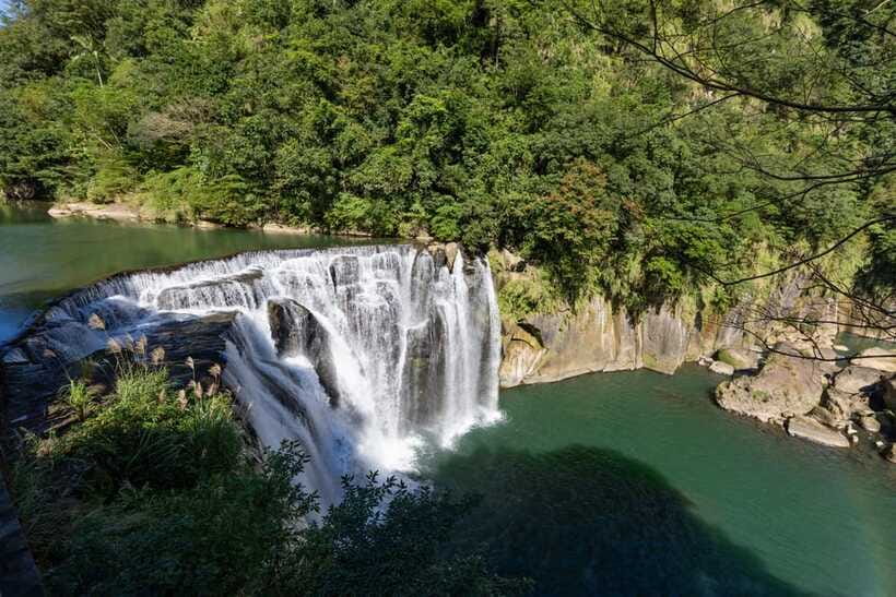 From Taipei: Shifen, Jiufen, and Yehliu Guided Day Trip - Yehliu Geopark and the Queen’s Head: When Nature Looks Like Art