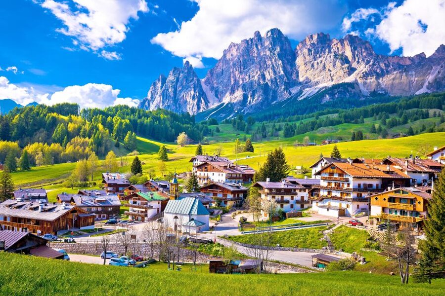 From Venice: Dolomites, Lake Misurina, and Cortina Day Trip - Auronzo Lake and the Tre Cime di Lavaredo viewpoint strategy
