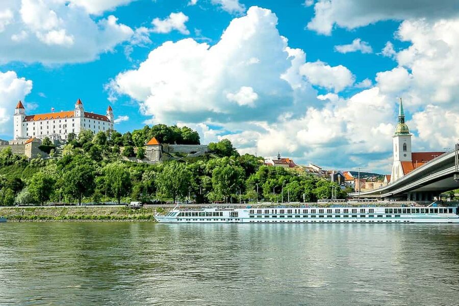 From Vienna: Bratislava and Budapest Guided Day Trip - Budapest Afternoon: Buda’s Big Sights and the Parliament Area