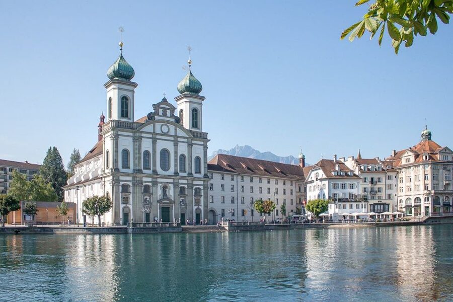 From Zurich: Day Trip to Lucerne with Optional Yacht Cruise - The Optional 1-Hour Yacht Cruise on Lake Lucerne (and When Audio Changes)
