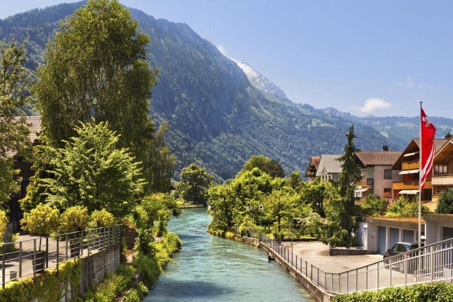 From Zürich: Interlaken and Grindelwald Day Trip by Coach - Getting started in Zurich: where you meet and why it matters