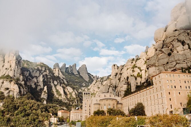 Full-Day Trip Barcelona to Montserrat Monastery & Cava Winery - First steps in Barcelona: the 7:50am start actually matters