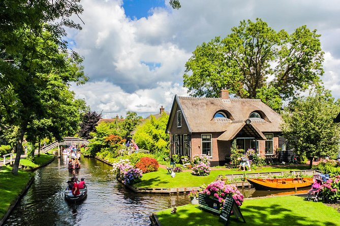 Giethoorn and Afsluitdijk Day Trip from Amsterdam with Boat Trip - What Tour Group Size Means for Your Experience