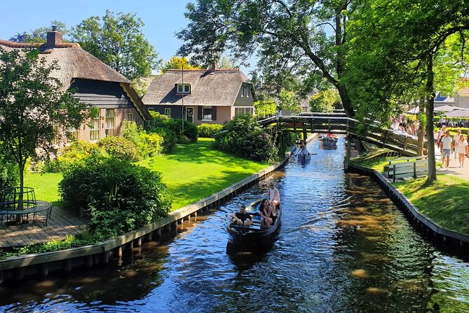 Giethoorn Day Tour from Amsterdam with Small Boat Ride - Giethoorn on foot: canals, thatched roofs, and the no-road layout