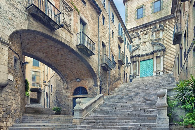 Girona Full Day Tour from Barcelona - Old Town walking: how the guided part works (and what you should expect)