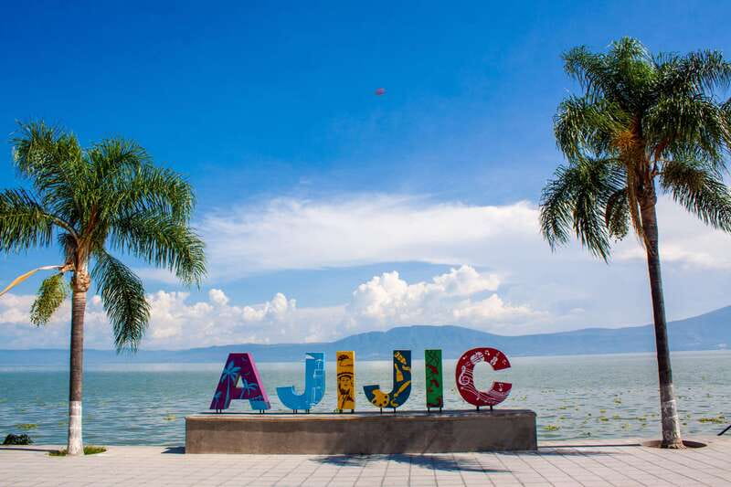 Guadalajara: Lake Chapala and Ajijic Day Trip with Boat Trip - Mariscos El Carnal for lunch: budget seafood with a view