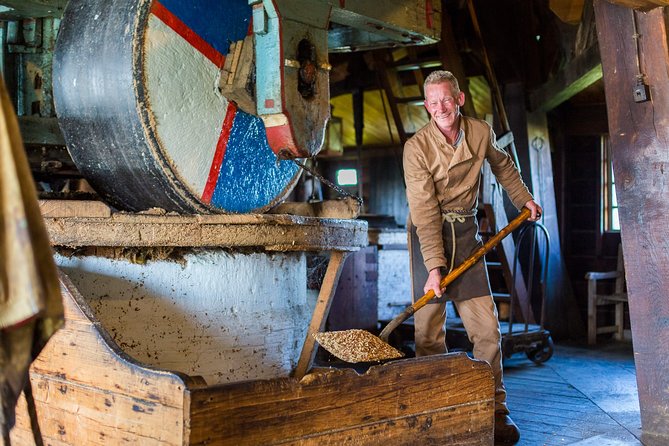 Guided Day Trip - Volendam, Zaanse Schans, Marken & Edam - Volendam: Fishing-Town Atmosphere and Dutch Food Stops
